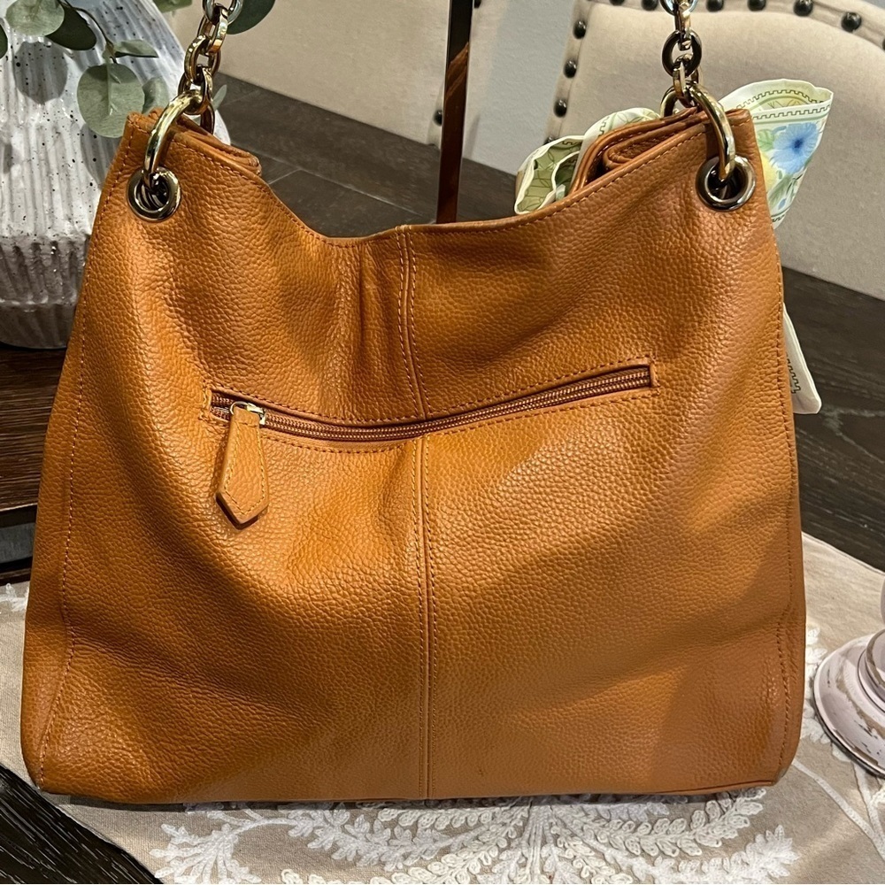 Elegant Currie & Pelle Tan Leather Handbag with Gold Accent - Picture 6 of 11